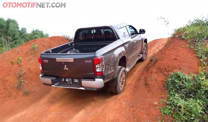 Mitsubishi Triton sedikit ada jeda ketika menanjak bila salah satu roda kehilangan traksi