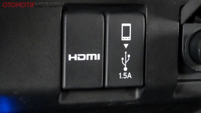 Pasang soket HDMI plus USB 