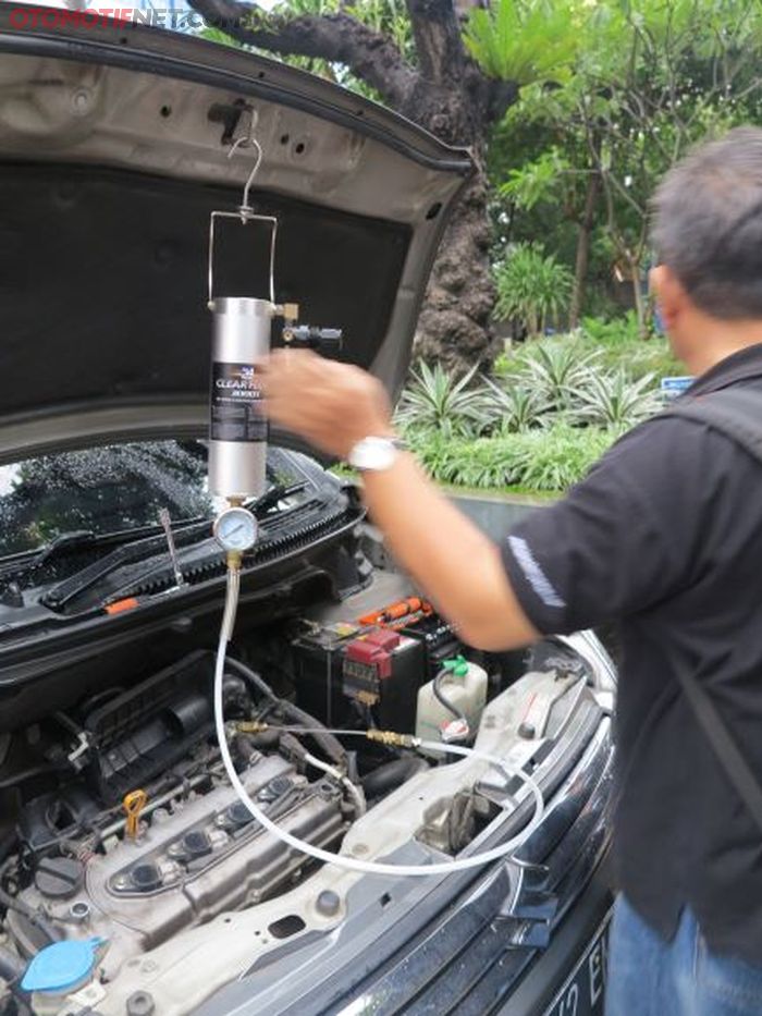 TB,  saluran intake hingga valve dibersihkan menggunakan alat lewat intake pipe yang menuju TB 