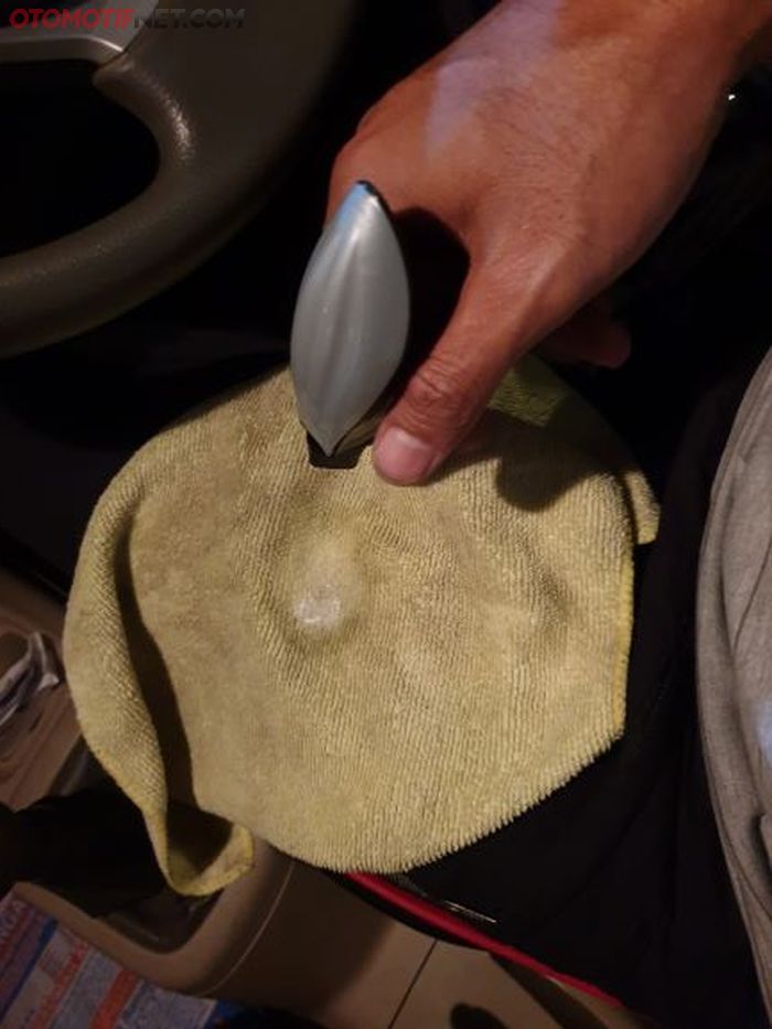 Basahkan lap microfiber menggunakan cairan pembersih interior, lalu usapkan pada panel plastik di interior dengan gerakan melingkar 