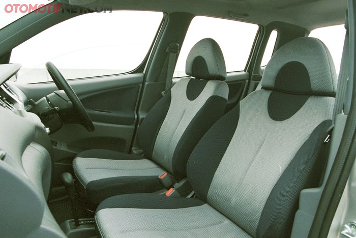Interior Daihatsu YRV kompak dan lega