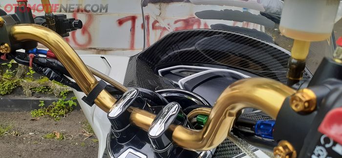 Setang standar Honda PCX 150 diganti dengan merek Hang asal Thailand dengan nuansa emas
