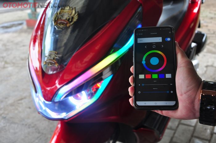 Nyala warna lampu DRL Honda PCX 150 ini dapat diganti sesuka hati lewat smartphone via koneksi Bluetooth