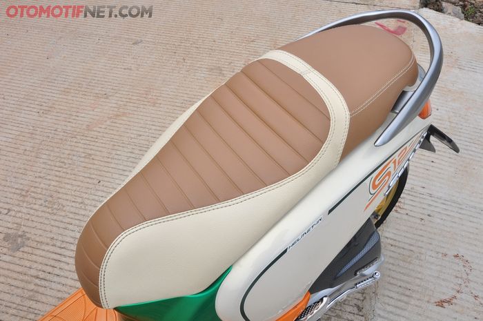 Kulit jok pakai MBtech tipe Camaro dengan warna coklat dan putih, pas sama kelir bodi Scoopy ini!