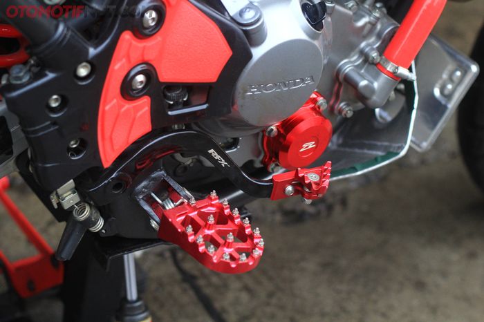 Foot peg dan pedal rem RFX bersanding dengan oil filter cover Zeta berkelir merah senada bodi