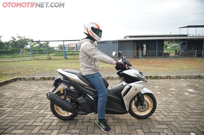 Postur 170 cm masih perlu sedikit jinjit ketika duduk di All New Aerox 155