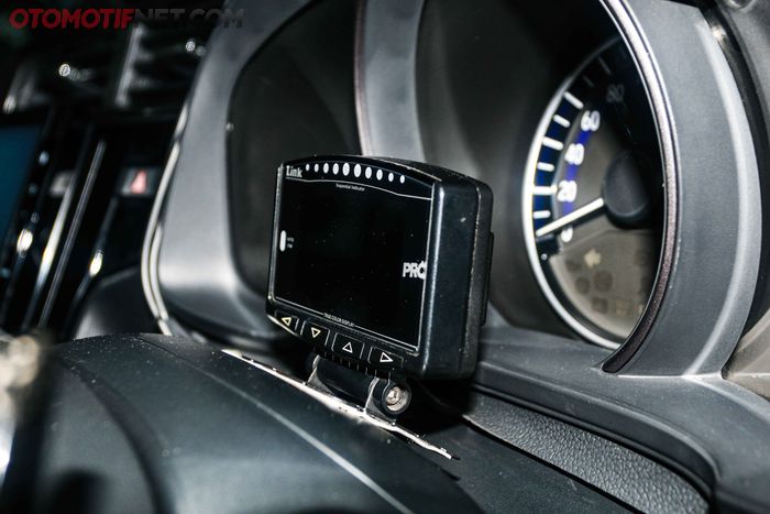 OBD gauge dengan tampilan digital dan fitur lebih lengkap