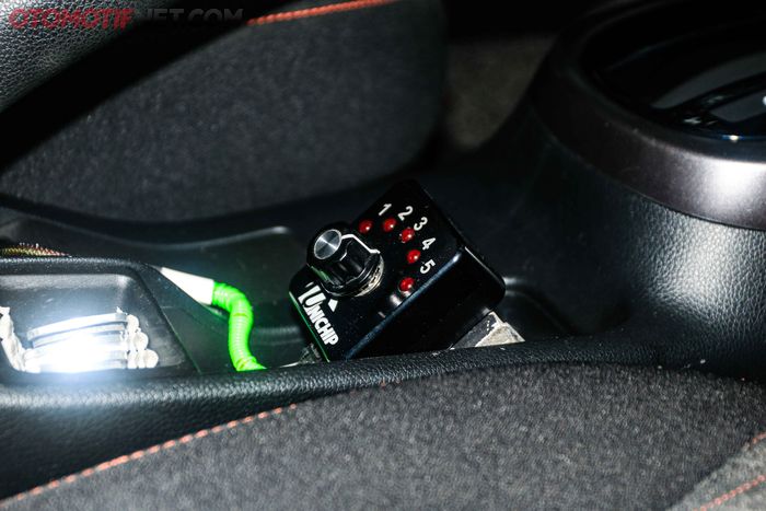 Selector Dastek diletakkan lebih dekat dengan jangkauan tangan kiri