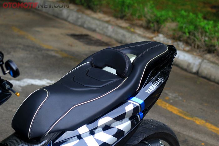 Jok custom dengan senderan mungil beri kenyamanan lebih saat dikendarai