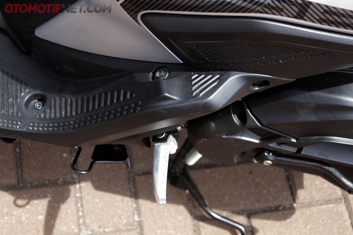 Dek Yamaha Gear 125 sisi belakangnya meninggi, didesain untuk pijakan kaki anak