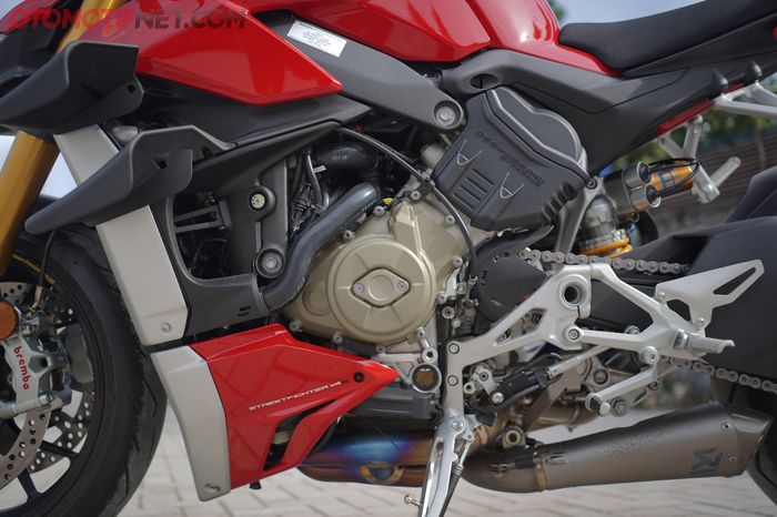 Area mesin Ducati Streetfighter V4S yang punya spesifikasi V4 1.103 cc sangat padat