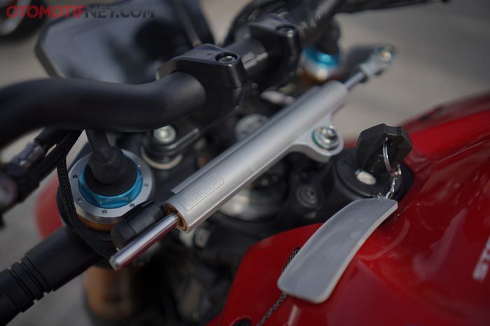 Ducati Streetfighter V4S dilengkapi dengan steering damper Ohlins agar setang tetap stabil saat kecepatan tinggi