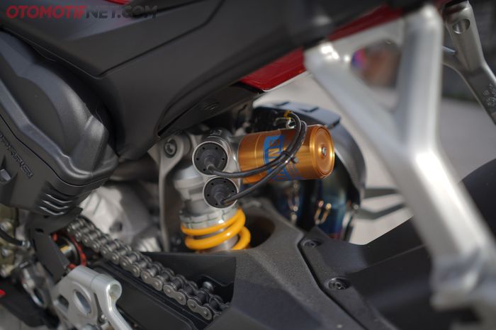 Monosok juga upside down Ducati Streetfighter V4S pakai Ohlins yang bisa diatur damping nya secara elektronik melalui spidometer, canggih!