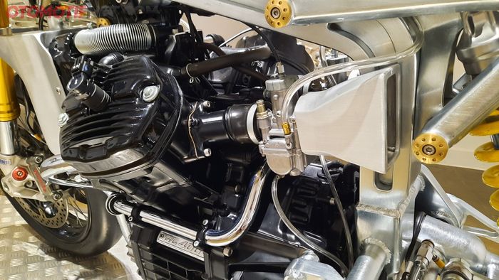 Karburator Keihin Honda GL400 ini diberi tambahan velocity stack custom, bentuk persegi masuk ke konsep motor!
