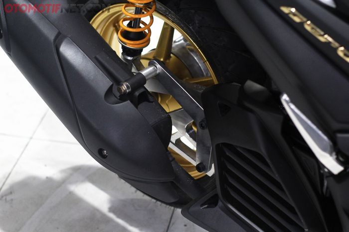 Knalpotnya menempel pada swing arm aluminium buatan Fat Motorsport