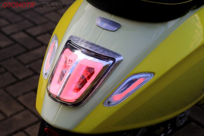 Lampu sein dan rem diganti aftermarket yang sudah LED dengan mika clear yang masuk ke tema motor