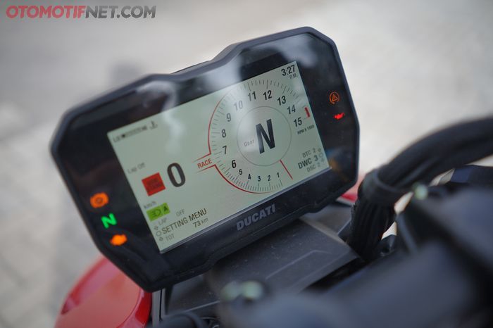 Spidometer Ducati Streetfighter V4S sudah fully digital dengan ragam informasi lengkap