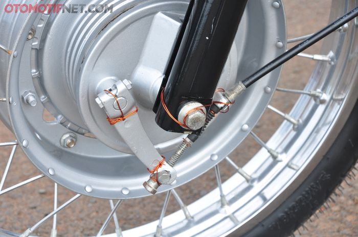 Attention to detail salah satunya pada pemasangan safety wire jadul dari kabel tembaga seperti di RC149 sungguhan di Honda Verza modif ini