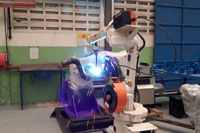 Proses pengelasan pipa dengan teknologi robot di pabrik Ayaxx, Gunung Putri, Bogor, Jawa Barat