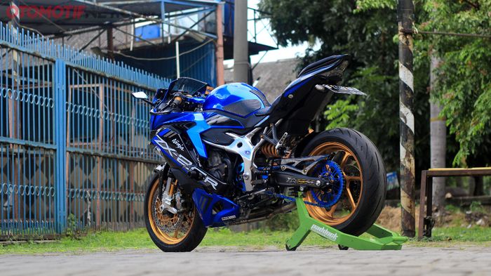 Modifikasi Kawasaki Ninja ZX-25R dengan part mewah dan branded, ingin tampil moge look