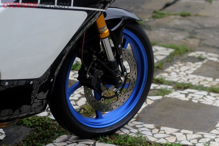 Pengereman tetap standar sesuai regulasi balap, hanya mengganti selang rem tipe braided