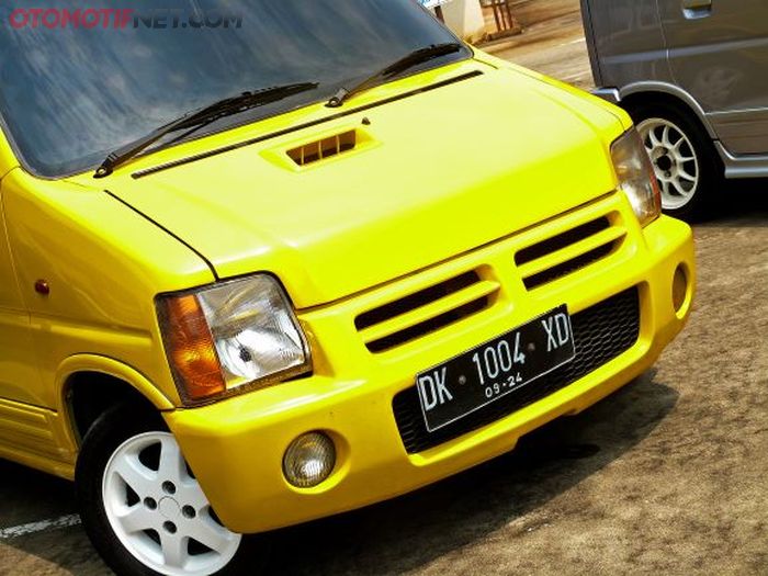 Karimun kuning juga sudah pakai body kit orisinal Suzuki Wagon-R, cuma minus bumper belakang