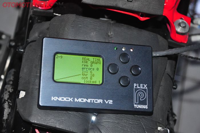 Knock Monitor V2 akan membaca besarnya frekuensi getaran, jadi ketahuan ngelitik atau belum