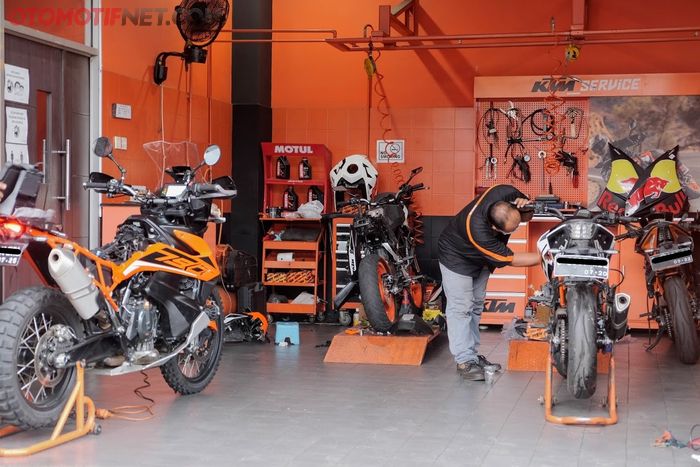 Bagi yang masih kurang yakin, bisa juga mengecek motor KTM RC 250 seken yang akan dibeli di bengkel resmi.