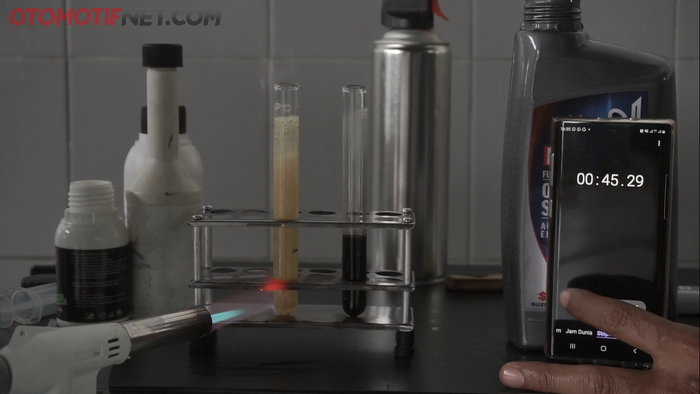 Tes membakar oli yang sudah dicampur oil treatment buatan lokal (kiri) vs impor 