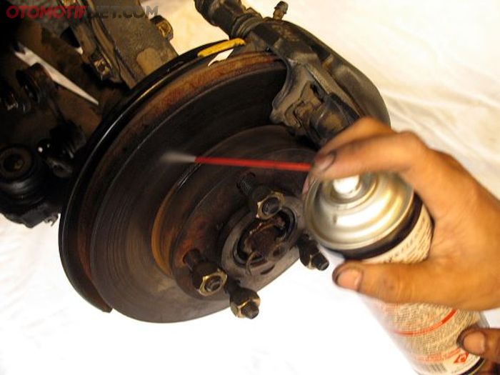 Gunakan brake cleaner untuk membersihkan komponen rem yang kotor
