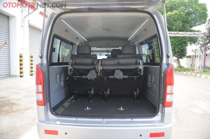 Kapasitas bagasi Suzuki Carry minibus bisa muat banyak barang dengan melipat jok baris paling belakang