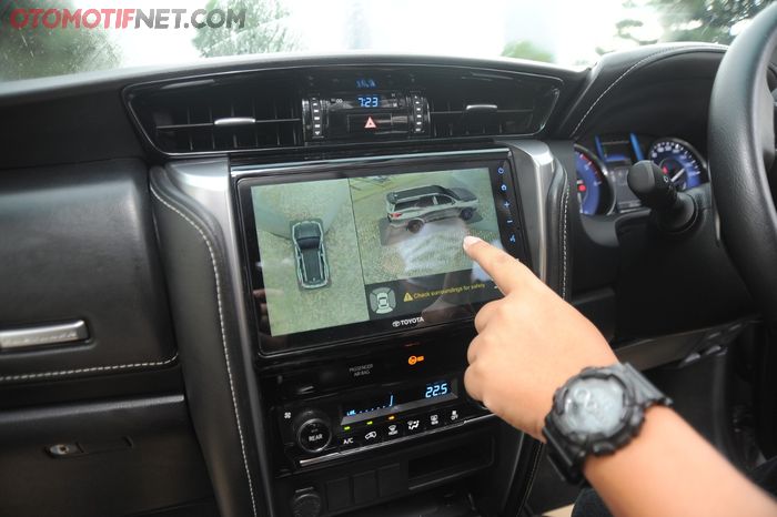 Fitur Surround Monitor atau kamera 360 di Toyota New Fortuner TRD Sportivo banyak fungsinya
