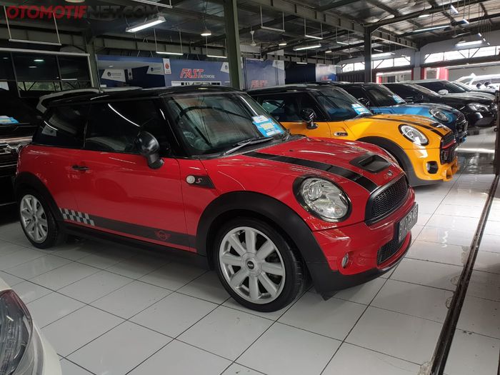 MINI Cooper berjejer di showrrom Fast Automobil