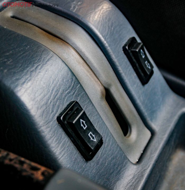 Tombol power window di console tengah