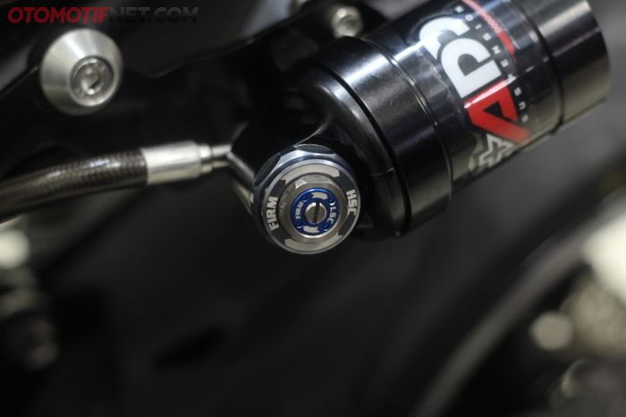 Di tabung monosok RacingBros ada LSC yang disetel pakai obeng pipih dan HSC dengan kunci 17 mm, lengkap!