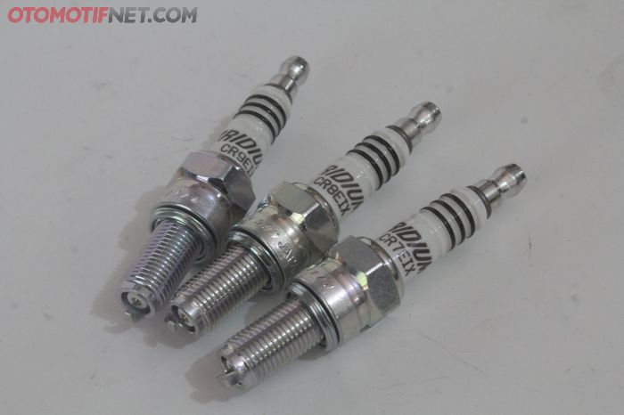 Penggunaan busi Iridium dapat membantu emisi gas buang lebih baik karena bahan bakar terbakar maksimal