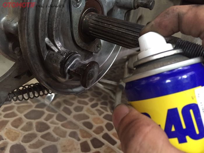 Jangan lupa lumasi dudukan sepatu kampas rem agar pergerakan lancar