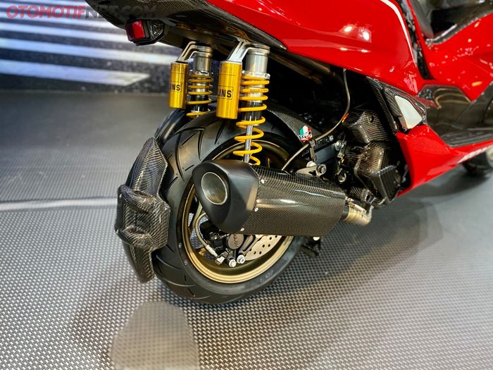 Balutan carbon fiber pada PCX 160 menjalar hingga cover radiator, hugger, dan silencer knalpot