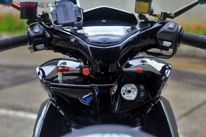 Steering damper dari TDR dipasang di bawah setang agar setang lebih stabil, penempatannya rapi!