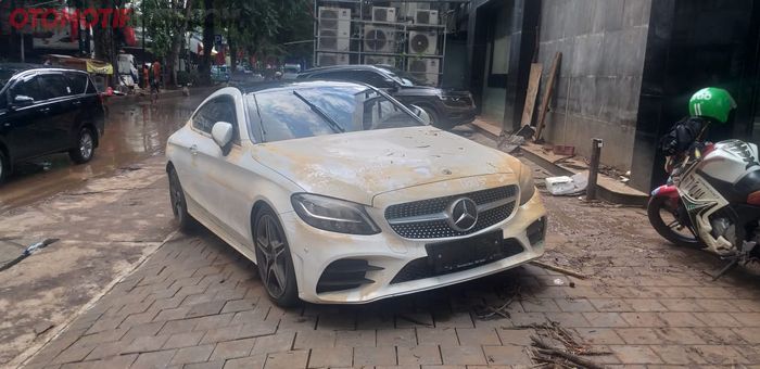 Sedan mewah Mercedes-Benz C200 setelah terkena banjir di Kemang, Jakarta Selatan 