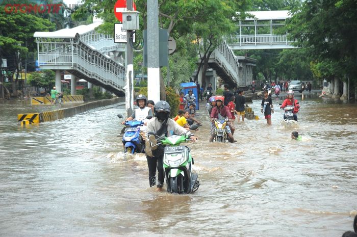 Kalau tinggi genangan banjir melebihi knalpot, sebaiknya motor didorong saja