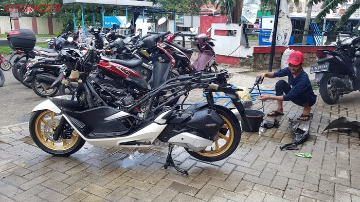 Proses cuci rangka motor bekas terendam banjir