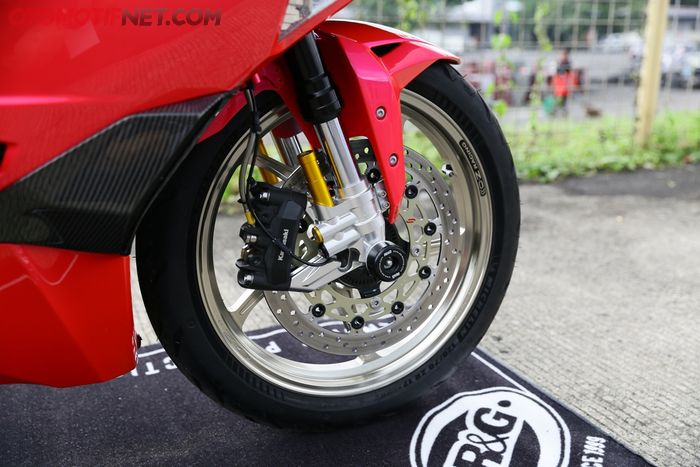 Bottom shock H8 dengan tabung tambahan terpasang Ninja ZX-25R, ala besutan balap