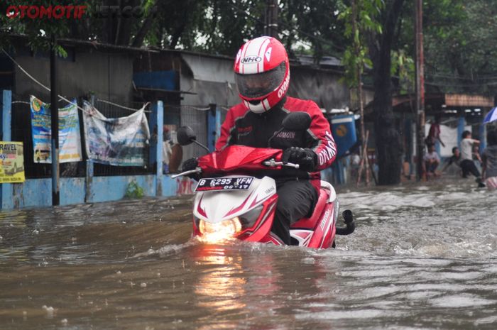 Saat melewati banjir, usahakan gas tidak terlalu rendah agar air tidak masuk dari knalpot