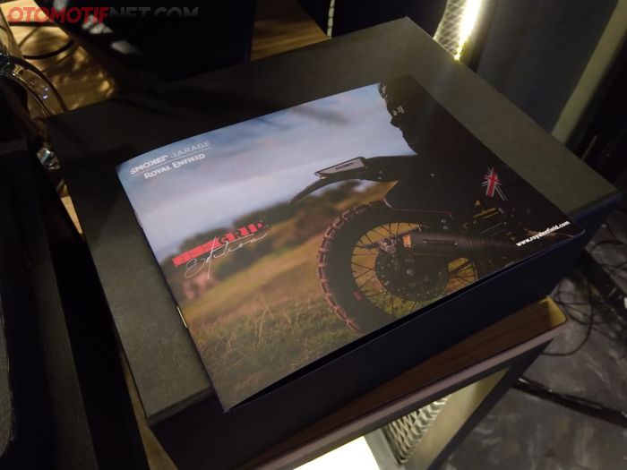Booklet berisi foto proses produksi motor custom Off/Grid berbasis Royal Enfield karya Smoked Garage