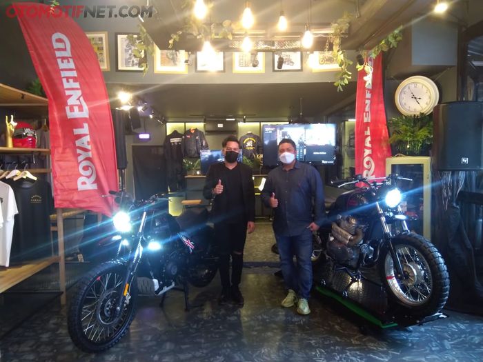 Nicko Eigert, owner Smoked Garage (kiri) bersama dengan Irvino Edwardly, Country Manager Royal Enfield Indonesia