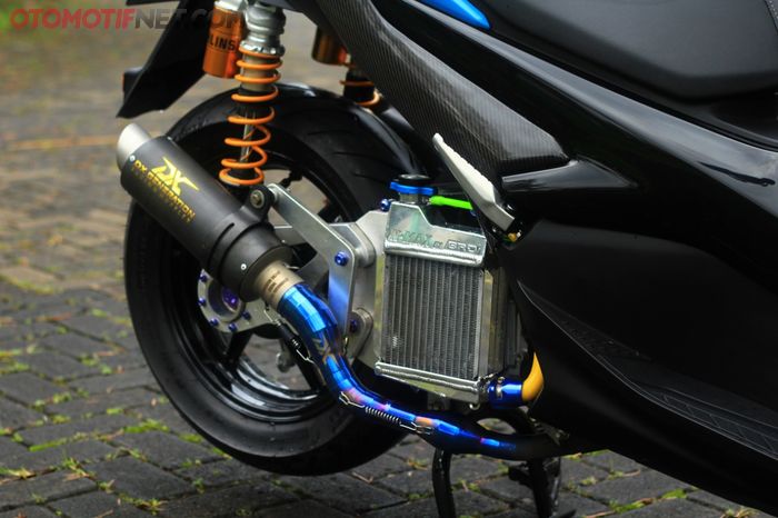 Sektor mesin kena upgrade, bore up dengan radiator besar dan knalpot DX Generation carbon