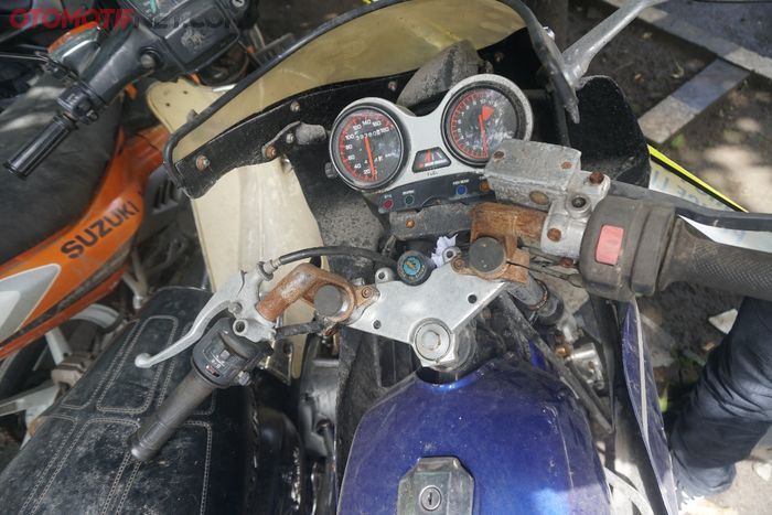 Kondisi speedometer dan setang Yamaha RZR