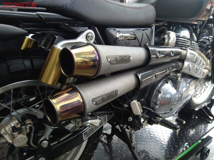 Exhaust stainless full system model high mount dipilih pada Royal Enfield SG 21 OGIC agar lebih aman melewati genangan