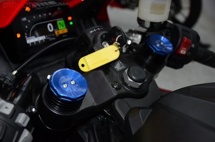 Setelan compression dan rebound suspensi depan Honda CBR600RR tampak di sisi atas sokbreker